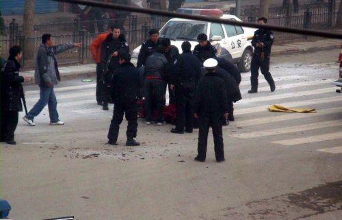 Kinesiska myndigheter har hotat att "slå hårt" mot presumtiva självbrännares familjer och samhällen i Ngaba-profekturen i Sichuanprovinsen, där de flesta självbränningarna bland tibetaner har ägt rum. Detta foto visar hur polisen omringar kvarlevorna av en munk som tände eld på sig själv i Ngaba i mars 2009. (Internetfoto )