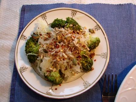 Hemmagjord surkål är både billigt och nyttigt. Här serverad i en sallad med broccoli, solrosfrön och chiliflakes. (Foto: Eva Sagerfors/Epoch Times)