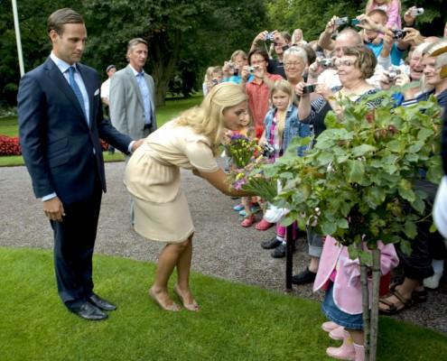 Prinsessan Madeleine och fästmannen Jonas Bergstöm tar emot gratulationer på Solliden den 11 augusti, efter tillkännagivandet.. (Photo: Scanpix Sweden / AFP Photo)