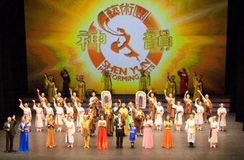Shen Yuns avslutning på Stora Teatern i Lodz; det var sista showen för ShenYuns Europaturné 2010.  (Foto: Roger Luo/Epoch Times)
