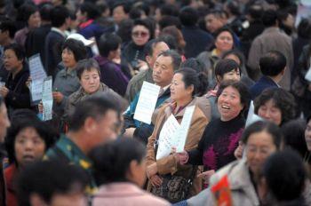 En äktenskapsmässa den 23 oktober i Shenyang i nordöstra Kina. Mer än 10 000 personer, mestadels föräldrar, dök upp för att hitta makar och makor till sina barn.  (Foto: Epoch Times fotoarkiv)
