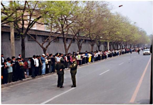 Falun Gong-utövare runt partihögkvarteret Zhongnanhais murar, 25 april 1999. (Foto: Minghui.org)
