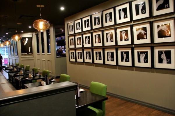Teckenspråksinstruktioner visas inne på Signs Restaurant &amp; Bar i Toronto. Restaurangen, som kan ta emot 150 gäster, har 70 procent döva som anställda och serverar till både döva och hörande gäster. (Bild med tillstånd från Restaurant &amp; Bar)
