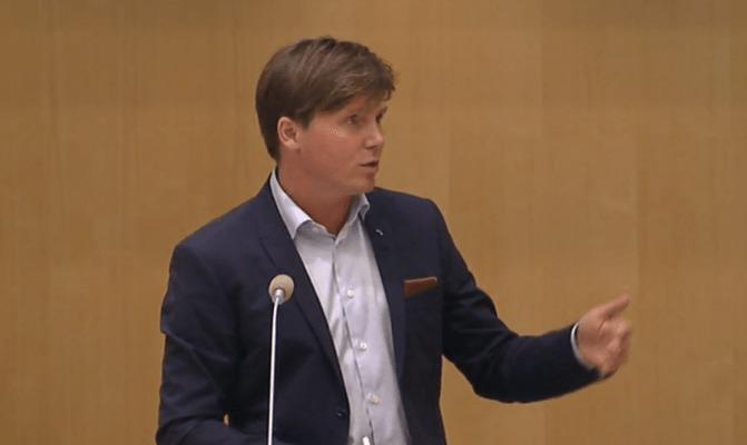 Erik Ullenhag (FP) var en av dem som hårdast kritiserade regeringens jobbpolitik under måndagens budgetdebatt i riksdagen. (Skärmdump/riksdagen)