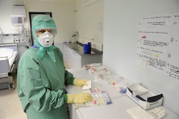 En sköterska på isoleringsavdelningen på universitetssjukhuset i Frankfurt visar skyddsmunderingen som används vi behandling av smittade personer. Tre fall av svininfluensa har bekräftats i Tyskland. ( Foto: Thomas Lohnes/AFP/DDP)
