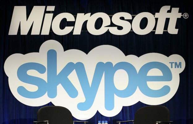 En skylt med Microsoft och en med Skype hänger på scenen vid en nyhetskonferens om köpet av Skype den 10 maj 2011 i San Francisco, Kalifornien. Microsoft köpte Skype för 8,5 miljarder dollar. (Foto: Justin Sullivan/Getty Images)
