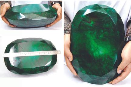 Teodora, världens största smaragd, kommer att säljas på auktion den 28 januari av Western Star Auctions i Kelowna, Kanada. Stenen köptes i Indien av en diamantjägare från Calgary och har värderats till 1,15 miljoner dollar. (Foto: Western Star Auctions)