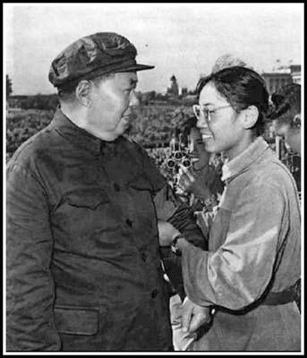 Song Binbin (t.h.) sätter Röda gardets armbindel på ordförande Mao Zedongs arm på Himmelska fridens torg den 18 augusti 1966. (Skärmdump/163.com/Epoch Times)
