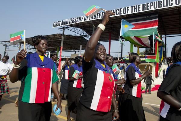 Sydsudanesiska kvinnor paraderar under en ceremoni på Sydsudans första självständighetsdag den 9 juli, i Juba, Sydsudan. (Foto: Paula Bronstein/Getty Images)