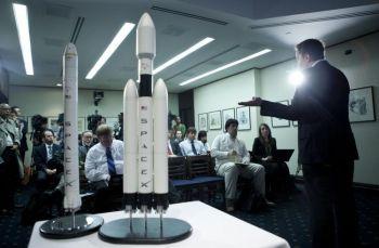 Elon Musk, VD för Space Exploration Technologies Corp (SpaceX) och Tesla Motors, talar under en presskonferens för att tillkännage att SpaceXs Falcon Heavy-raket, som skulle kunna slutföra uppdrag till den internationella rymdstationen och månen, bör vara klar för användning före slutet av 2012. (Foto: Brendan Smialowski / Getty Images)