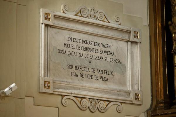 På skylten står: ’Här vilar Miguel de Cervantes Saavedra, hans hustru Catalina de Salazar och Lope de Vegas dotter Sor Marcela de San Felix, Madrid, Spanien". (Pablo Blazquez Dominguez/Getty Images)