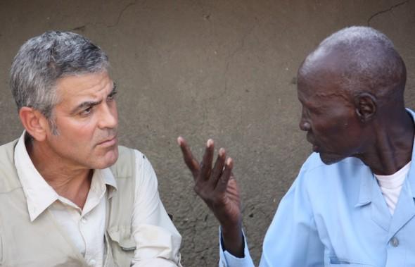 Skådespelaren George Clooney talar med lokalbefolkningen i Södra Kordofan, på gränsen mellan Sudan och Södra Sudan. Clooney åkte till Nubabergen i norr för att uppmärksamma Nubafolkets humanitära kris. (Foto: med tillstånd från Enough Project)
