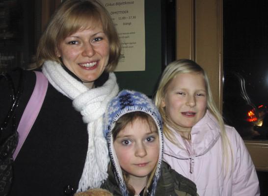 Familjen Leiko, från vänster: Elina, Paulina 7 år och Alira 9 år. (Foto: Veronica Örfelth/ Epoch Times)
