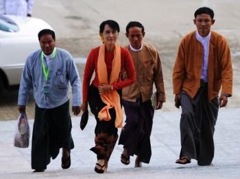 Burmas oppositionsledare Aung San Suu Kyi anländer till parlamentet i Naypyidaw den 11 juli. (Soe Than WIN/AFP/GettyImages)