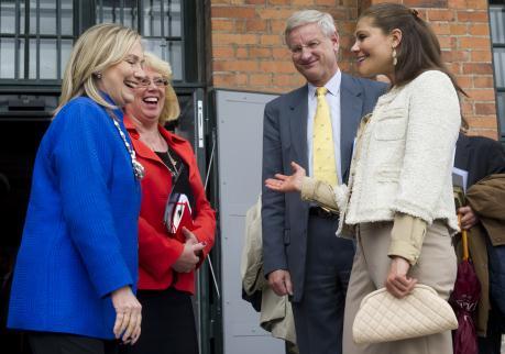 Hillary Clinton och Carl Bildt med flera anlände i lövad båt till Stadsgårdskajen där Clinton hälsades välkommen av kronprinsessan Viktoria och miljöminister Lena Ek. Sällskapet deltog sedan i en miljökonferens på Fotografiska museet. (Foto: Saul Loeb / AFP)