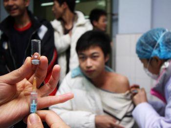 En student får vaccin mot svininfluensan på ett sjukhus Chongqing, sydvästra Kina den 18 november. (Foto: AFP/Getty Images)
