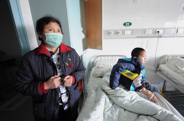 En mor med sin son som får behandling mot svininluensa på ett sjukhus i Hefei i Anhuiprovinsen den 25 november. Kina har rapporterat officiellt 53 döda och 70 000 bekräftade fall av svininfluensa, enligt AFP. (Foto: AFP)