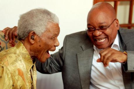 Sydafrikas förre president och nobelpristagaren Nelson Mandela har roligt under en lunch med den nuvarande presidenten Jacob Zuma, från 2010. (Foto: Elmond Jiyane / GCIS/HO/AFP)