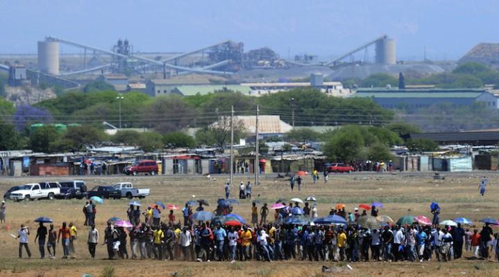 Av de 12 000 gruvarbetare som avskedades av världens största platinaproducent i Sydafrika är hundratals av dem på väg till en kulle för att sörja en kollega som dödades i sammanstötningar med polisen i Bleskop den 6 oktober. (Foto: Alexander Joe AFP/GettyImages)