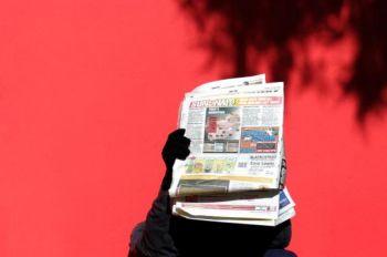 En sydafrikansk man läser en tidning på en huvudgata i Johannesburg i juni. Aucklands parkdeklaration är ett försök att försvara den fria pressen mot klausuler i Protection of Information Bill (Skydd av informationslagen) och den föreslagna medietribunalen. (Foto: Mustafa Özer / AFP / Getty Images)