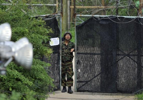 En sydkoreansk soldat stänger grindarna vid gränsen i Imjingak fredspark i Paju, nära den demilitariserade zonen som delar de två koreanska staterna den 27 juli, som är den 59:e årsdagen av undertecknandet om vapenvila i Koreakriget. (Foto: Jung Yeon-Je/AFP/GettyImages)
