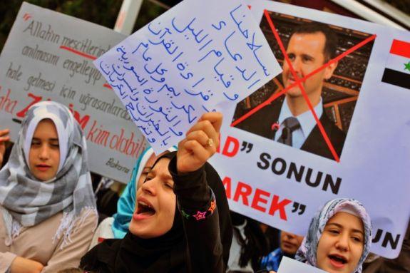 Demonstranter skanderar slagord mot Syriens president Bashar al-Assad under en demonstration efter fredagsbönen i Istanbul den 12 augusti (Foto: Mustafa Ozer/AFP/Getty Images)