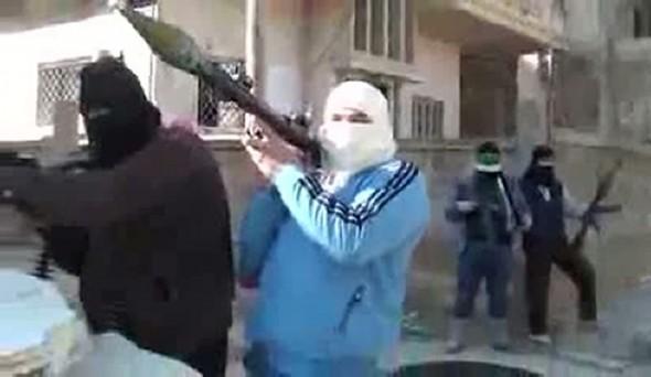 Skärmbild från en Youtubefilm, 29 januari, visar en beväpnad man som påstås vara med i Free Syrian Army och står vakt på en gata i staden Rastan i Homsprovinsen. (Foto. AFP)