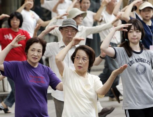 Tai chi utövades av hundratals människor i en park i Tokyo i augusti. (Foto: Yoshikazu Tsuno/AFP)