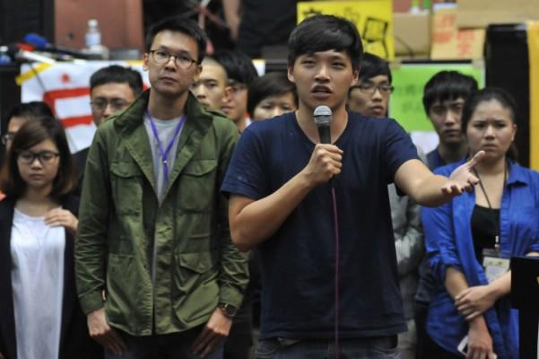 Ledaren för studentprotesten, Chen Wei-ting (till höger), talar under en demonstration mot ett omtvistat handelsavtal med Kina inne i parlamentet i Taipei den 7 april 2014. De taiwanesiska demonstranterna sade att de kommer att avsluta aktionen den 10 april. (Foto: Mandy Cheng/AFP/Getty Images)