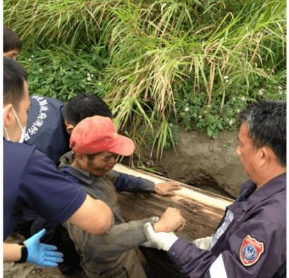 Räddningsarbetare räddar en taiwanesisk man som låg instängd i en kista i fyra dagar. (Skärmdump/Want China Times)