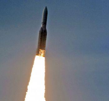 En raket tar Chunghwa Telekommunikations ST-2 satellit till sin omloppsbana i Franska Guyana den 20 maj. Chunghwa och New Tang Dynasty Asien Pacific verkar ha nått en överenskommelse om att NTD får använda ST-2 för sändningar till Fastlandskina. (Foto: Jerome Valette/Getty Images)