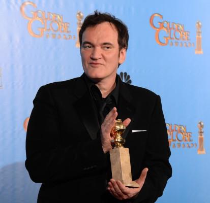 Regissören Quentin Tarantino visar upp sitt pris för bästa manus för filmen "Django Unchained" på Golden Globe-prisutdelningen i Beverly Hills den 13 januari 2013. (Foto: AFP/Robyn Beck)