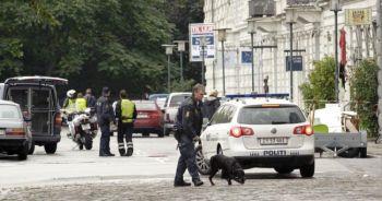Polis med bombhund sökte av området utanför Hotel Jörgensen i Köpenhamn, den 10 september, 2010. (Foto: Jens Norgaard Larsen / AFP / Getty Images)