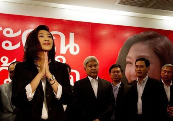 Yingluck Shinawatra hälsar på media innan hon håller segertal vid Puea Thai Partys partihögkvarter den 3 juli i Bangkok, Thailand. (Foto: Paula Bronstein/Getty Images)