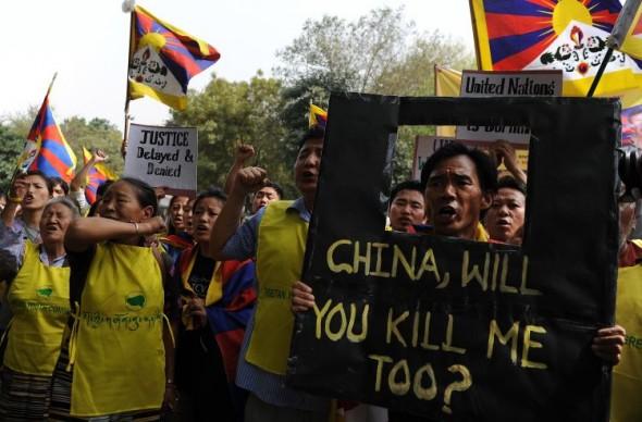 Tibetanska aktivister ropar slagord under en protest utanför FN:s kontor i New Delhi, den 6 mars. I måndags blev en tonårig tibetan den tredje på lika många dagar som brände sig till döds i Kina, enligt exilgrupper. (Foto: Manan Vatsyayana/AFP/Getty Images)

