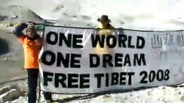 Efter att ha vecklat ut denna banderoll arresterade den kinesiska polisen fyra Tibet-aktivister i Mount Everests basläger. (Foto: AFP/STR)