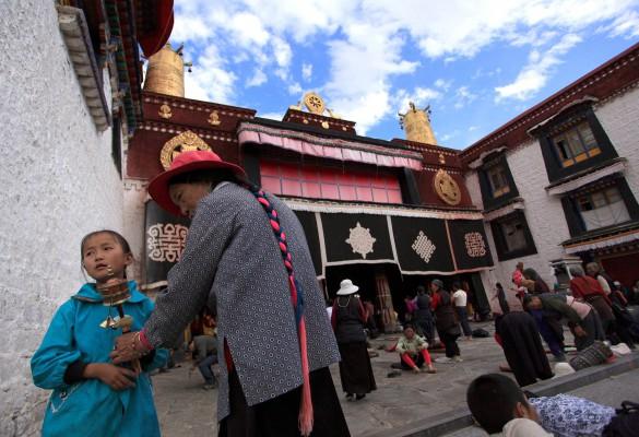 Tibetaner samlas för att be vid ett tempel i den tibetanska huvudstaden Lhasa. Över hela den tibetanska regionen har tusentals elever protesterat mot en ny politik som ska göra mandarin till det enda skolspråket. (Foto: AFP/Topshots China)  
