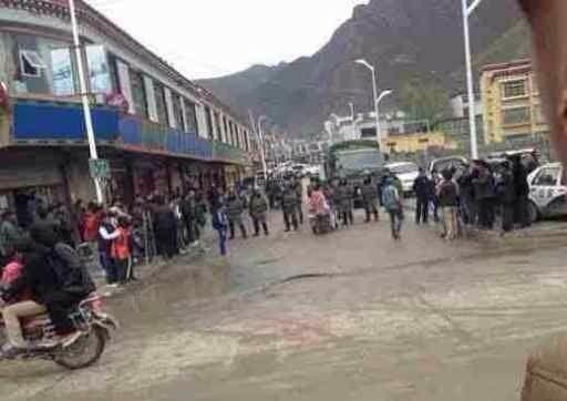 Arkivbilden visar poliser som skjuter tårgas mot en folksamling med tibetaner i Driru-häradet i Tibet, oktober 2013. 15 tibetaner greps den 3 november i Driru efter att man krävt att den tibetanske författaren Tsultrim Gyaltsen skulle släppas (Foto: Central Tibetan Administrations officiella hemsida)