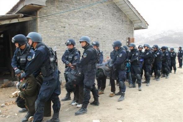Vid ett tillslag i december 2011 tvingas tibetaner böja sig mot marken när de förs bort av kinesiska säkerhetsstyrkor. I december 2013 intensifierades aktionerna mot Driru-länet i Tibet, där över 1000 tibetaner fängslades. (Skärmdump/kinesiska militärens forum)