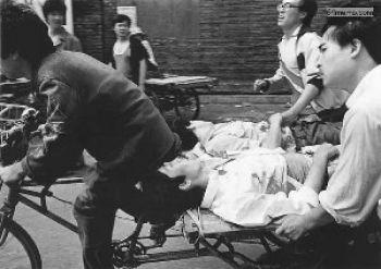En skadad student förs bort av vänner efter att ha skjutits av den kinesiska armén på Himmelska fridens torg 1989. Sådant får man inte missa att ta bort om man vill behålla jobbet på en kinesisk tv-station. (Foto: www.64memo.org)