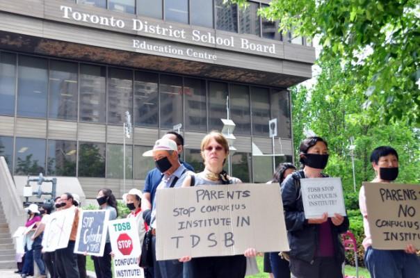 Demonstration utanför Torontos skolförvaltnings lokaler och dess plan att ingå partnerskap med det Pekingkontrollerade Konfucius Institutet den 18 juni. (Foto: Allen Zhou / Epoch Times)
