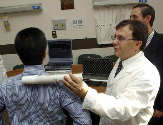 Gianpiero Lorandi demonstrerar det ofarliga cancerdetekterande instrumentet Trimprob. Apparatens uppfinnare, Clarbruno Vedruccio, skrev nyligen på ett avtal med Emergency Solutions om att låta apparaten användas på sjukhus. (Alex Wong/Getty Images)
