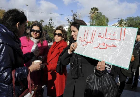 Tunisiska konstnärer håller upp en skylt med texten ”kultur är viktig för medborgarna” under en demonstration för deras kulturella rättigheter i Tunis den 8 januari 2012. (Foto: Fethi Belaid/AFP/Getty Images)