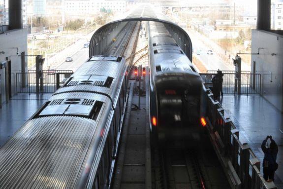 Ett tunnelbanetåg anländer till den nybyggda Daxings tunnelbanestation i Peking i december 2010. I Kina pågår en tunnelbaneboom. Många städer traktar efter att bygga snabba förbindelser med tunnelbanetåg. (Foto: STR/AFP/Getty)