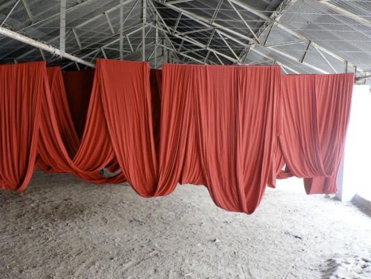Färgade tyger hänger på tork i en textilfabrik i Tirupur, Tamil Nadu i Indien. (Foto: Maria Jonstrup)  
