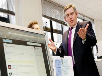 Storbritanniens premiärminister Gordon Brown står vid en dator som är inloggad på ett socialt nätverk. Politikerna uppdaterar sina strategier i kampen om rösterna i Storbritanniens första val efter tillkomsten av sociala medier. (Foto: Dan Kitwood / Getty Images)