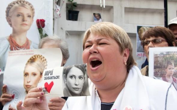 Supportrar till den före detta ukrainska premiärministern och oppositionsledaren Julia Tymosjenko ropar slogans utanför grindarna till kvinnofängelset Kachanivska i Kharkiv den 25 april. (Foto: Sergey Bobok/AFP/Getty Images)