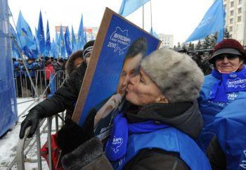 En anhängare till Viktor Janukovitj , vinnaren i det ukrainska presidentvalet, kysser hans porträtt under en demonstration framför den centrala valkommissionen i Kiev den 10 februari 2010. (Foto: Victor Drachev/AFP/Getty Images)
