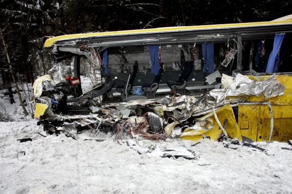 Två bussar kolliderade i morse i Rasbo norr om Uppsala. På bilden syns den svårast skadade bussen. (Foto: AFP / SCANPIX / Staffan Claesson)