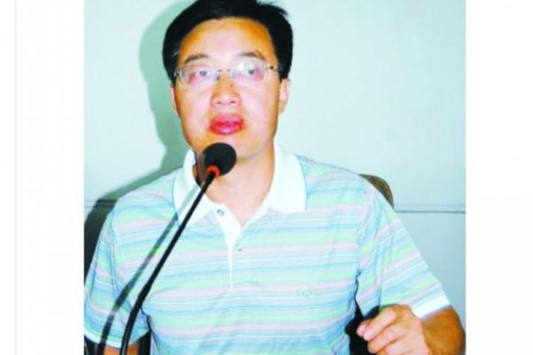 Lü Zijiang, en lokal tjänsteman från Zhejiang stod inför rätta den 15 maj i Yongkang, Zhejiangprovinsen för att ha tagit emot mutor. Enligt egen uppgift ska han ha torterats medan han hölls inlåst i enlighet med shuanggui-systemet. Shuanggui är en utomrättslig metod för det Kinesiska kommunistpartiet att ingjuta skräck och disciplin bland sina egna. (Skärmdump, Epoch Times)